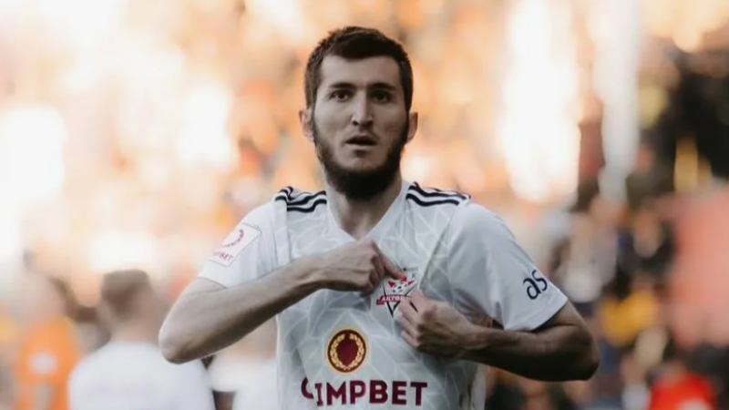 Умаев – «Қайраттың» қызығушылығы туралы: олар маған екі күн сайын қоңырау шалып, өздеріне шақырды