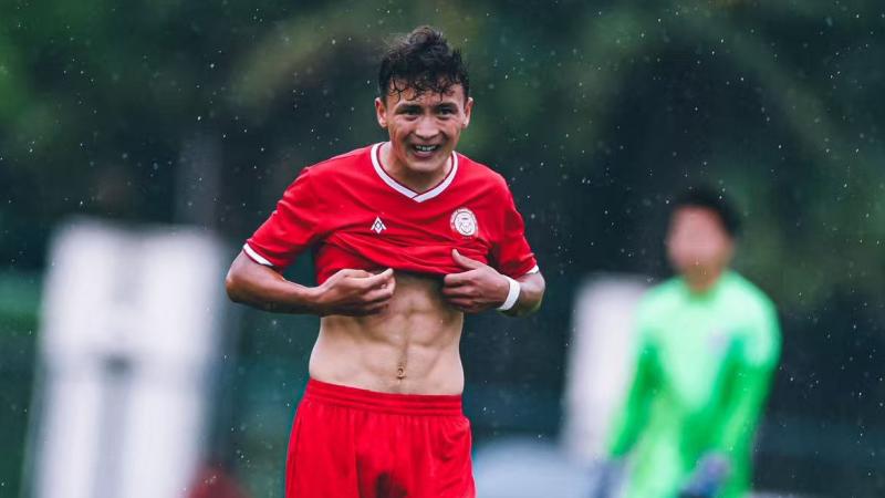 «Азаматтық алуға дайынмын»: Қытайда туылған қазақ футболшысы – Еуропадағы ойыны және Зуевпен достығы жайында