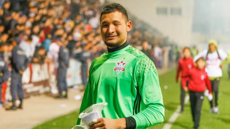 Бывший вратарь сборной Казахстана продлил контракт в Китае