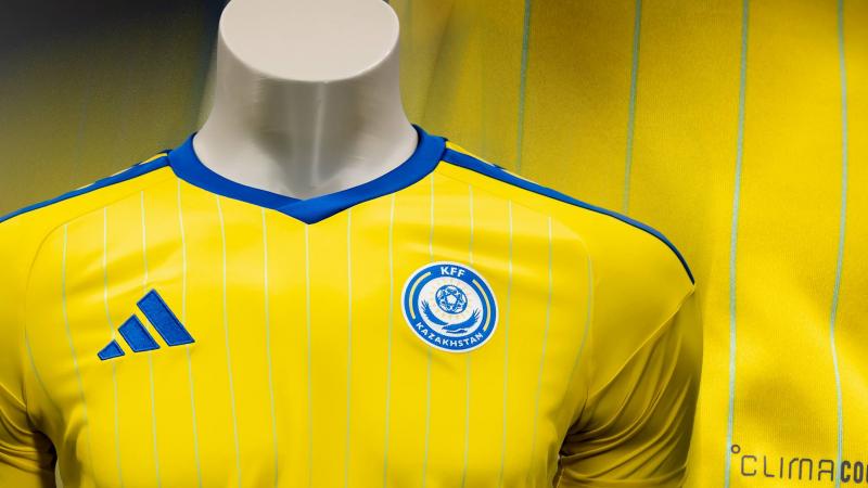 «Стоит винить Adidas, а не КФФ»: эксперт высказался о новой форме сборной Казахстана
