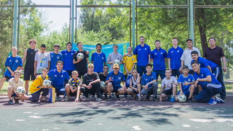 Игроки сборной Казахстана устроили футбольный праздник для детей в Шымкенте